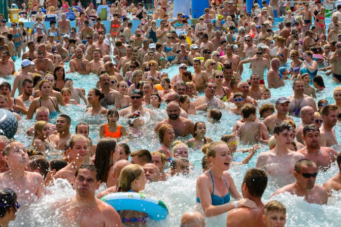 Hajdúszoboszló, 2015. július 18. Fürdõvendégek a hajdúszoboszlói strandon 2015. július 18-án. MTI Fotó: Czeglédi Zsolt