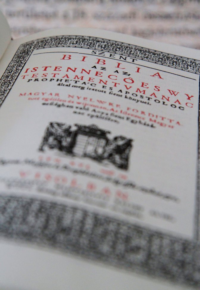 Vizsoly, 2015. július 19. A XVI. századi kiadás alapján rekonstruált, az eredeti helyszínen, korhû eszközökkel és papírra kinyomtatott Vizsolyi Biblia elsõ példánya a Vizsolyi Biblianyomtató Mûhelyben 2015. július 17-én. Jeles egyháztörténeti eseményre emlékeznek július 19-én Vizsolyban, amely egyúttal a magyarság számára is meghatározó: 425 évvel ezelõtt, 1590. július 20-án fejezték be a magyar nyelvre fordított biblia nyomtatását. MTI Fotó: Vajda János