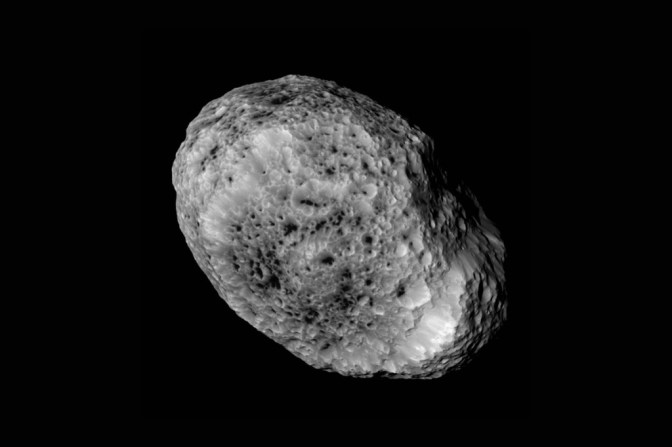 A Szaturnusz különös holdja, a Hyperion, a Cassini űrszonda által készített fényképen, 2015. május 31-én