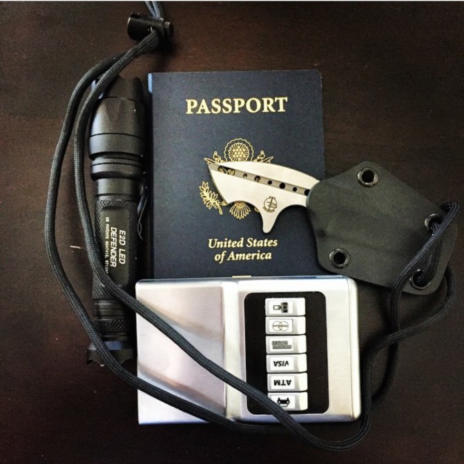 Az útlevél, az acm® wallet, a sörnyitó és egy elemlámpa - már indulhat is a road trip! 