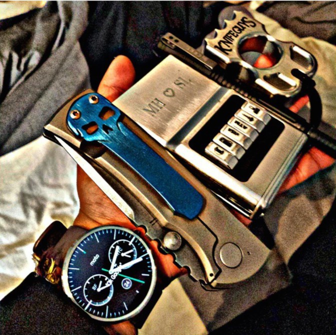 Csak a legszükségesebbek... óra, acm® wallet, kés...