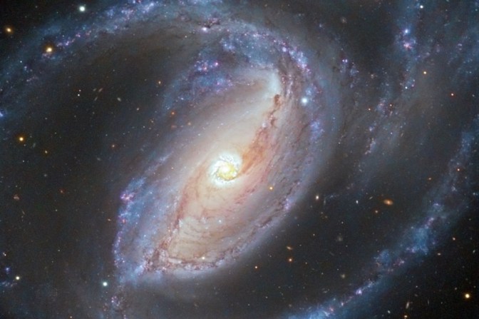 Két galaxis 50 millió fényévre tőlünk, a közepén egy fekete lyukkal