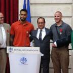 Becsületrenddel tüntette ki a francia elnök a szuperexpresszen lövöldöző férfi lefegyverzőit