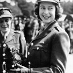 II. Erzsébet kedvelte Dianát, ritkán veszíti el türelmét és hangjukról felismeri a repülőket