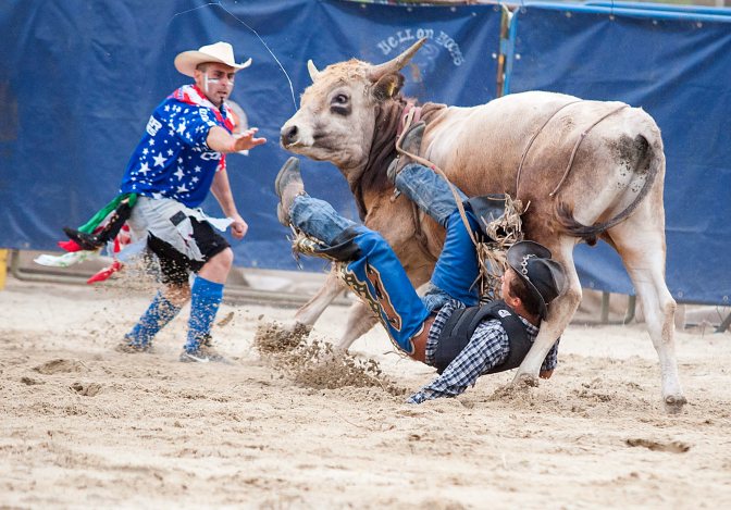 Komárom, 2015. augusztus 15. Bikarodeó a 14. Nemzetközi Amerikai Autós Fesztiválon Komáromban, a Monostori erõdben 2015. augusztus 15-én. MTI Fotó: Krizsán Csaba