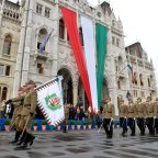 Augusztus 20. – Zászlófelvonás és tisztavatás a Kossuth téren