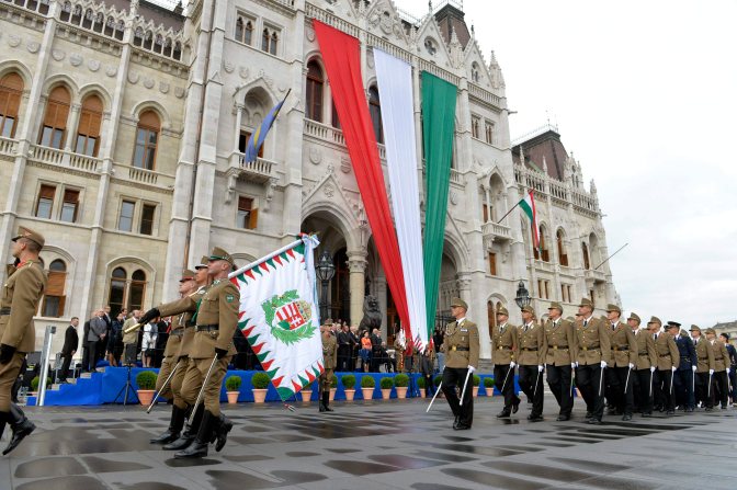 Budapest, 2015. augusztus 20. A felavatott tisztek vonulnak az augusztus 20-i nemzeti ünnepen a budapesti Kossuth téren 2015. augusztus 20-án, az állami ünnepségen. Augusztus 20. az egyik legrégibb magyar ünnepnap: Szent István király napja, a keresztény magyar államalapítás, a magyar állam ezeréves folytonosságának emléknapja. Egyben az új kenyér ünnepe is. MTI Fotó: Koszticsák Szilárd