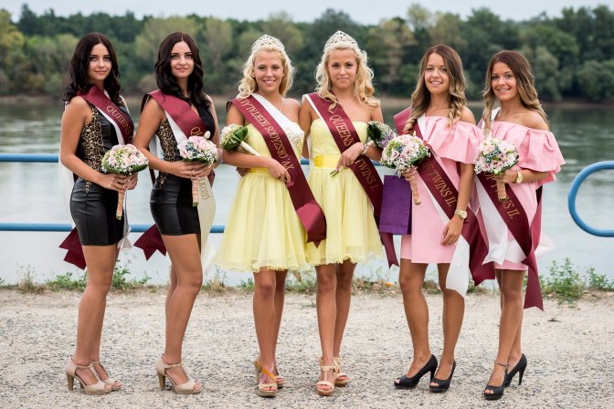 Ercsi, 2015. augusztus 21. Az ercsi XV. Országos Ikertalálkozó szépségversenyének gyõztese, Bottka Henrietta és Nikoletta (k), elsõ udvarhölgyei, Takács Bianka és Friderika (b), valamint a második udvarhölgyek, Józsa Anna és Fanni a Duna-parton 2015. augusztus 21-én. MTI Fotó: Bodnár Boglárka