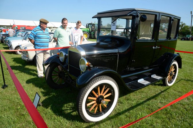 Tiszaörs, 2015. augusztus 29. Egy 1926-os Ford-T Fordoor típusú személyautó a 4. Veterán és Különleges Jármûvek Találkozóján Tiszaörsön 2015. augusztus 29-én. A rendezvényen közel 400 jármûvet állítottak ki a veterán biciklitõl kezdve a modern traktorokig. MTI Fotó: Mészáros János