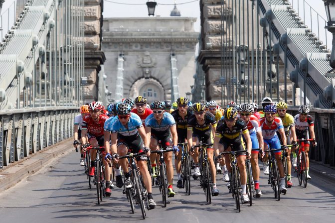 Budapest, 2015. augusztus 9. A Tour de Hongrie kerékpáros körverseny 5., befejezõ szakaszának élmezõnye Budapesten, a Lánchídon 2015. augusztus 9-én. Az idén 90 esztendõs Tour de Hongrie-n - amelyet hétéves szünet után rendeztek meg újra - hat nap alatt 700,2 kilométert tett meg a nemzetközi mezõny. A versenyt a luxemburgi Tom Thill nyerte. MTI Fotó: Szigetváry Zsolt