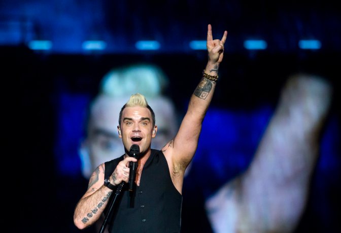 Budapest, 2015. augusztus 10. A brit popsztár, Robbie Williams a Let Me Entertain You címû koncertshow-ját mutatja be Budapesten, a Sziget fesztivál mínusz egyedik napján, 2015. augusztus 10-én. MTI Fotó: Mohai Balázs