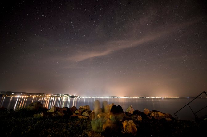 Zamárdi, 2015. augusztus 12.  Fiatalok nézik a csillaghullást a Balaton-parton, Zamárdiban 2015. augusztus 11-én. MTI Fotó: Sóki Tamás