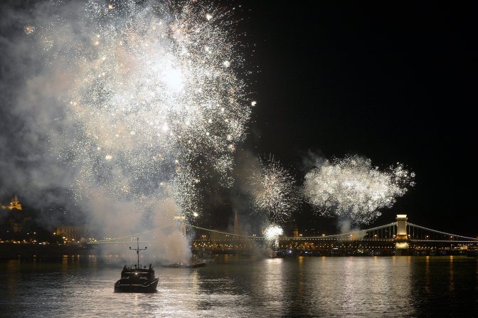 Budapest, 2015. augusztus 20. Ünnepi tûzijáték a Duna felett Budapesten 2015. augusztus 20-án. MTI Fotó: Máthé Zoltán