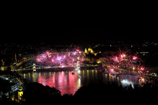 Budapest, 2015. augusztus 20. Ünnepi tûzijáték a Duna felett Budapesten 2015. augusztus 20-án. MTI Fotó: Kovács Attila