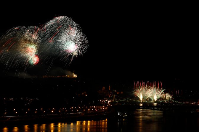 Budapest, 2015. augusztus 20. Ünnepi tûzijáték a Duna felett Budapesten 2015. augusztus 20-án. MTI Fotó: Szigetváry Zsolt