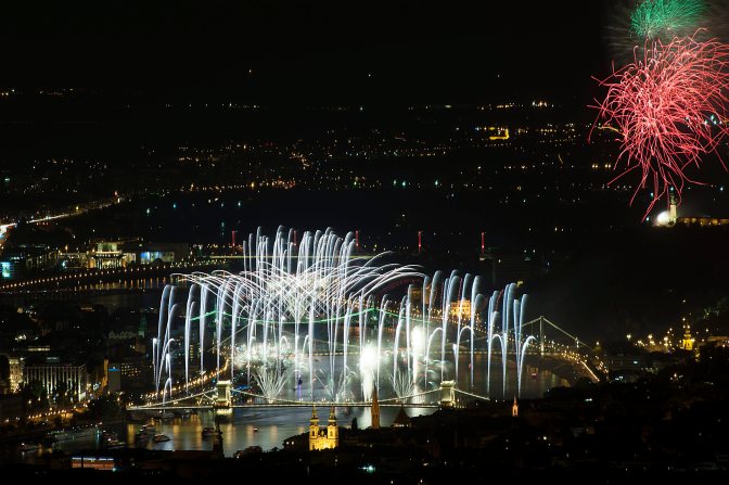 Budapest, 2015. augusztus 20. Ünnepi tûzijáték a Duna felett Budapesten 2015. augusztus 20-án. MTI Fotó: Lakatos Péter