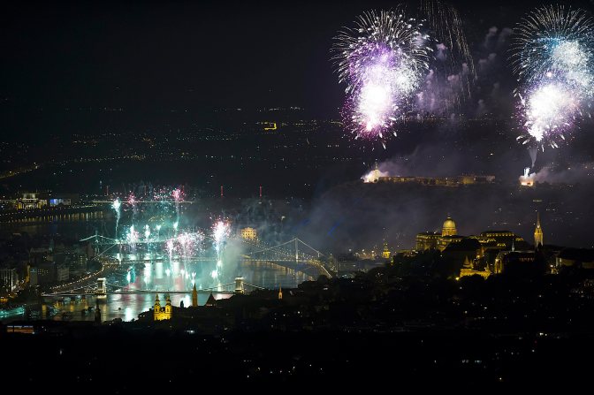 Budapest, 2015. augusztus 20. Ünnepi tûzijáték a Duna felett Budapesten 2015. augusztus 20-án. MTI Fotó: Lakatos Péter