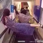 Így mozgólépcsőznek a kínaiak a halálos mozgólépcső baleset miatt