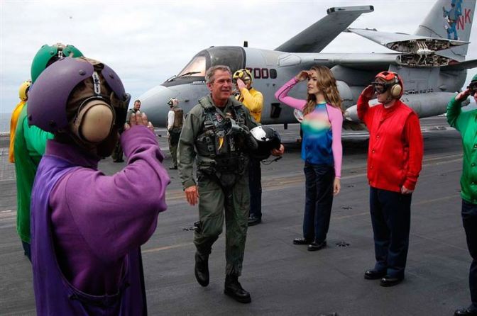 Repülőgéppel érkeztél? Nem. Bush-sal...