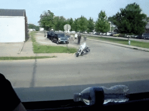 Ez a rendőr se túlságosan szívbajos...