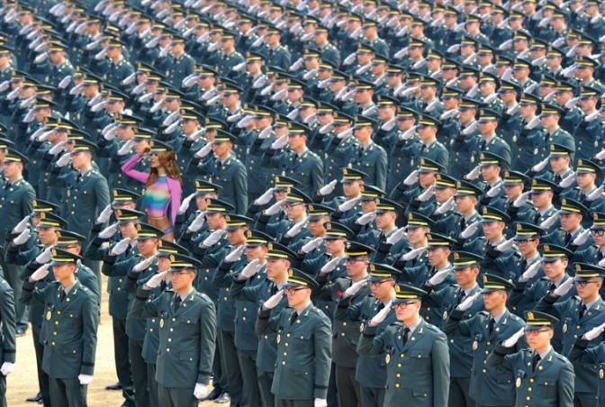 Ez a nő nem tud beleolvadni a tömegbe...