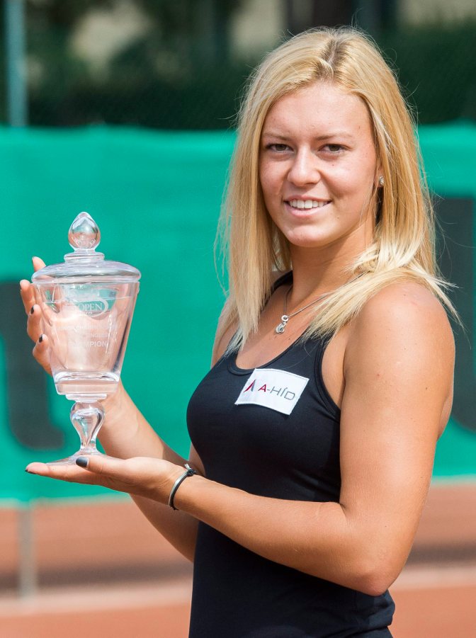 Budapest, 2015. szeptember 16. Az amerikai nyílt teniszbajnokság junior nõi versenyének gyõztese, Gálfi Dalma teniszezõ a XI. kerületi Park Teniszklubban tartott sajtótájékoztatója után 2015. szeptember 16-án. MTI Fotó: Illyés Tibor