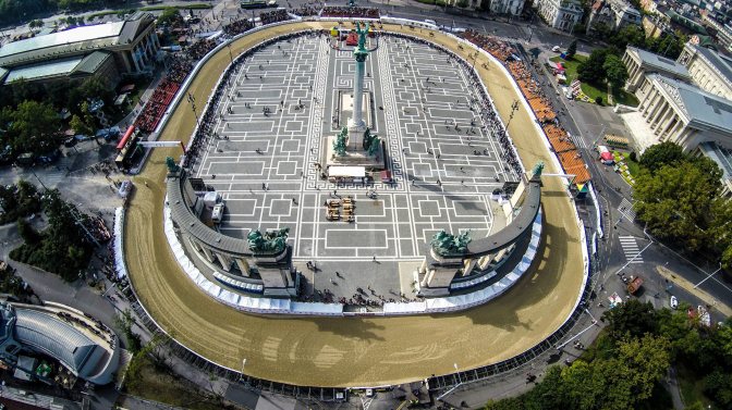 Budapest, 2015. szeptember 20.  A drónnal készült felvételen a Nemzeti Vágta egyik futama elõtti készülõdés látható a budapesti Hõsök terén 2015. szeptember 20-án. MTI Fotó: Ruzsa István