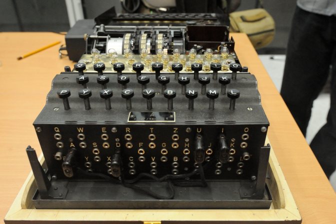Szeged, 2015. szeptember 25. A harmadik birodalom által is használt rejtjelezõgép, az Enigma egy mûködõképes, a varsói Technika és Ipar Múzeumából származó példánya a Kutatók éjszakája programsorozat egyik szegedi rendezvényén 2015. szeptember 25-én. MTI Fotó: Kelemen Zoltán Gergely