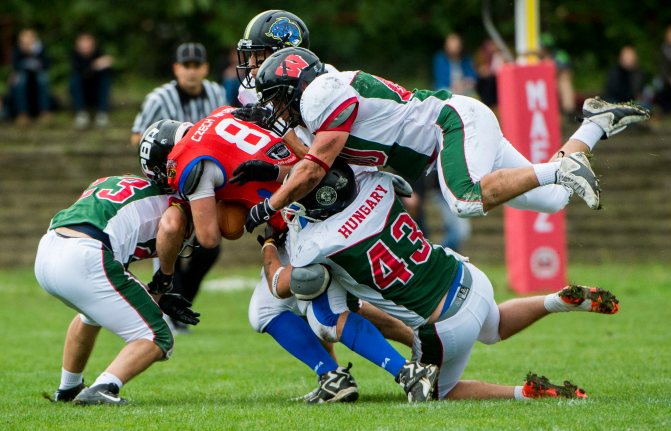 Budapest, 2015. szeptember 27. Kárpáti Balázs (b), Varga Ferenc (k, alul) és Paulenka László (j), valamint a cseh Radek Warchol (középen) a Magyarország - Csehország amerikaifutball mérkõzésén a népligeti Építõk-pályán 2015. szeptember 27-én. A magyar amerikaifutball-válogatott történetének elsõ hivatalos mérkõzését vívta. A csapat 26-7-es vereséget szenvedett. MTI Fotó: Illyés Tibor