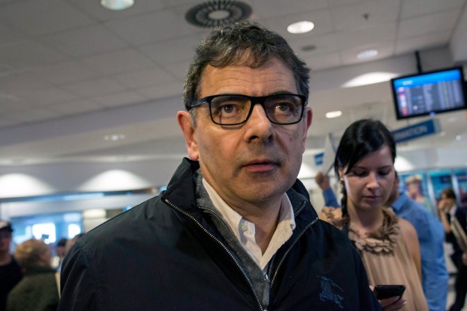 Budapest, 2015. szeptember 6. A Budapestre érkezõ Rowan Atkinson, BAFTA-díjas (British Academy of Film and Television Arts) brit humorista, komikus, színész, rendezõ, producer a Liszt Ferenc Nemzetközi Repülõtéren 2015. szeptember 6-án. A mûvész forgatni érkezett Magyarországra, Maigret felügyelõt alakítja majd a brit ITV (Independent Television) új produkciójában. MTI Fotó: Kallos Bea