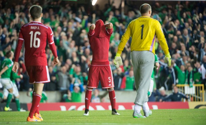 Belfast, 2015. szeptember 7. Nagy Ádám, Fiola Attila és Király Gábor kapus (b-j) az ír csapat gólja után a labdarúgó Európa-bajnoki selejtezõk F csoportjában játszott Észak-Írország - Magyarország mérkõzésen a belfasti Windsor Park Stadionban 2015. szeptember 7-én. A mérkõzés 1-1-es döntetlennel zárult. MTI Fotó: Illyés Tibor