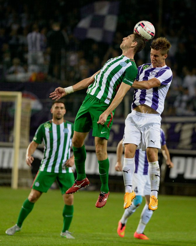Budapest, 2015. szeptember 12. A ferencvárosi Gera Zoltán (j2) és az újpesti Balogh Balázs (j) a labdarúgó OTP Bank Liga 8. fordulójában játszott Újpest FC-Ferencváros mérkõzésen a Szusza Ferenc Stadionban, 2015. szeptember 12-én. Újpest FC-Ferencváros 1-2. MTI Fotó: Bruzák Noémi