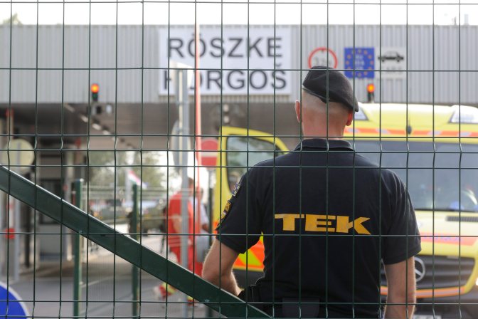 Röszke, 2015. szeptember 16. Terrorelhárítási Központ (TEK) egyik tagja a Röszke-Horgos határátkelõhely magyar oldalán 2015. szeptember 16-án. MTI Fotó: Kelemen Zoltán Gergely