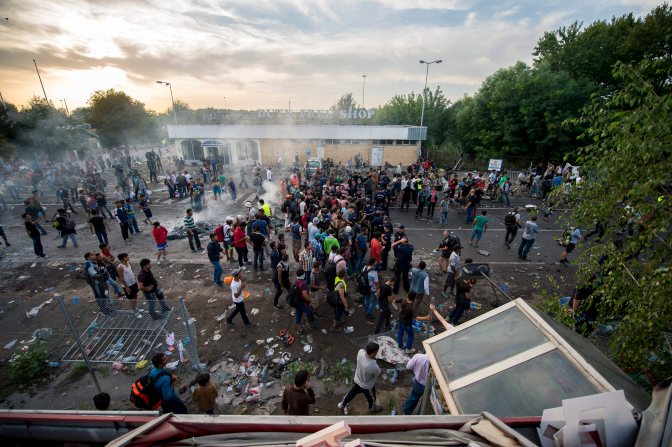 Horgos, 2015. szeptember 16. Migránsok és szerb rendõrök a Horgos-Röszke határátkelõhely szerb oldalán 2015. szeptember 16-án. MTI Fotó: Sóki Tamás