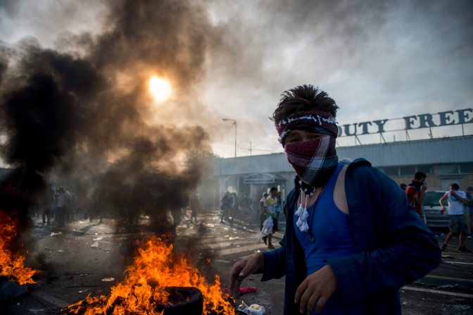 Horgos, 2015. szeptember 16. Tüntetõ migráns a Horgos-Röszke határátkelõhely szerbiai oldalán 2015. szeptember 16-án. A magyar rendõrök könnygázt és vízágyút is bevetettek a határ magyar oldaláról az õket dobáló illegális bevándorlókkal szemben. MTI Fotó: Sóki Tamás