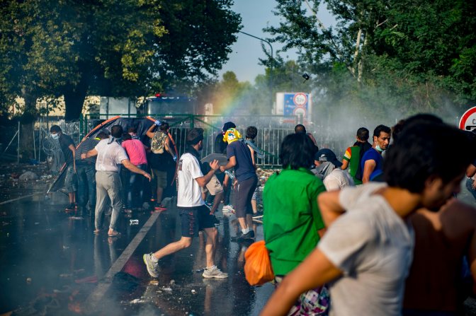 Horgos, 2015. szeptember 16. Rendõrök vízágyút vetnek be az õket a határ szerb oldaláról dobáló illegális bevándorlókkal szemben Horgos-Röszke határátkelõhelynél 2015. szeptember 16-án. MTI Fotó: Sóki Tamás