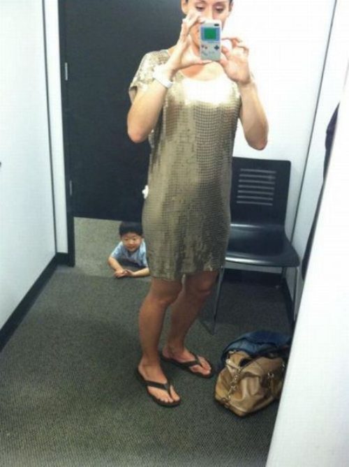 Nézőközönség érkezik laposkúszásban...