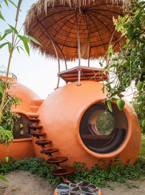 Ilyen a hátsó front. A tetőn egy függőággyal...