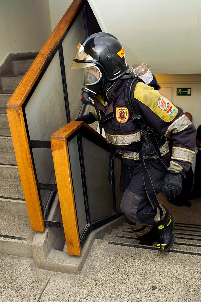 Budapest, 2015. október 3. Egy tûzoltó a katasztrófavédelem országos lépcsõfutó bajnokságán a Semmelweis Egyetem Nagyvárad téri épületében 2015. október 3-án. A rajthoz álló tûzoltóknak teljes felszerelésben kellett teljesítenie a huszonkét emeletes versenytávot. MTI Fotó: Lakatos Péter