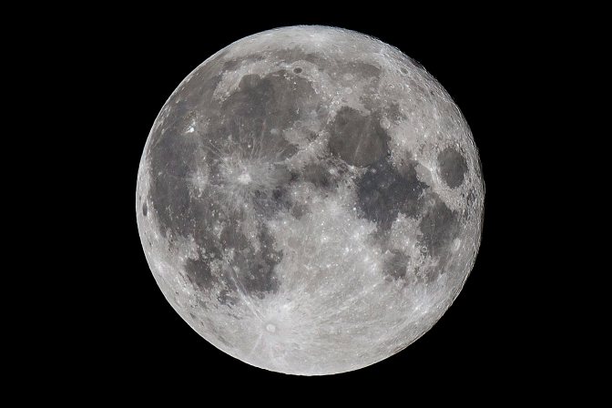 Debrecen, 2015. október 28. Telihold Debrecen felett 2015. október 27-én. MTI Fotó: Czeglédi Zsolt