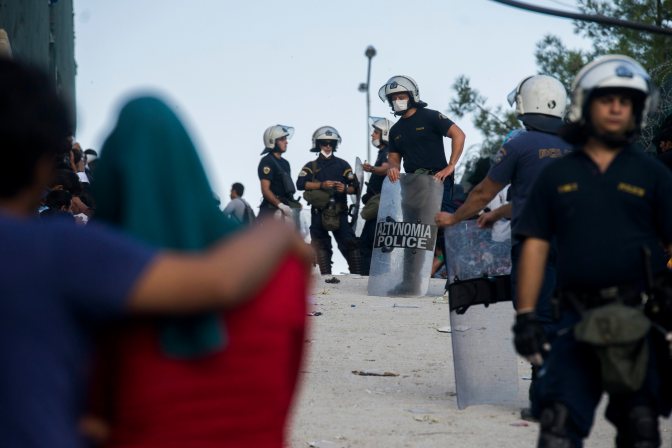 Moria, 2015. október 6. Migránsok várakoznak hogy regisztrálják õket egy afgánoknak elkülönített táborban a görög Leszbosz szigetén Moria közelében 2015. október 6-án. MTI Fotó: Balogh Zoltán