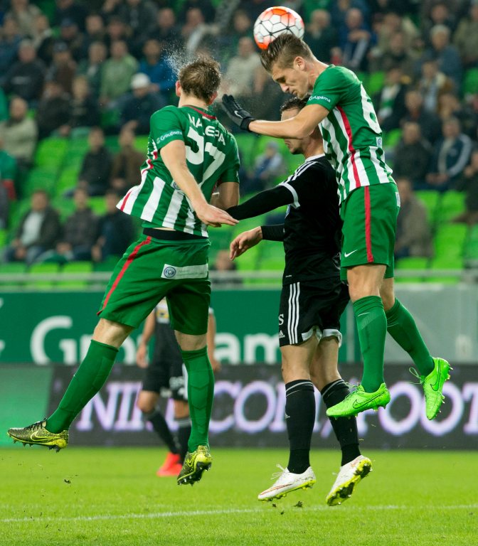 Budapest, 2015. október 17. A ferencvárosi Dilaver Emir fejel a labdarúgó OTP Bank Liga 12. fordulójában játszott Ferencváros - Szombathelyi-Swietelsky Haladás mérkõzésen a budapesti Groupama Arénában 2015. október 17-én. MTI Fotó: Koszticsák Szilárd