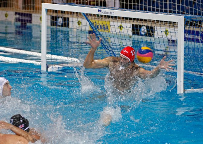 Szolnok, 2015. október 20. Ivan Strujic grúz kapus gólt kap a férfi vízilabda világliga A csoportjának 1. fordulójában játszott Magyarország - Grúzia mérkõzésen a tiszaligeti Vízilabda Arénában, Szolnokon 2015. október 20-án. MTI Fotó: Bugány János