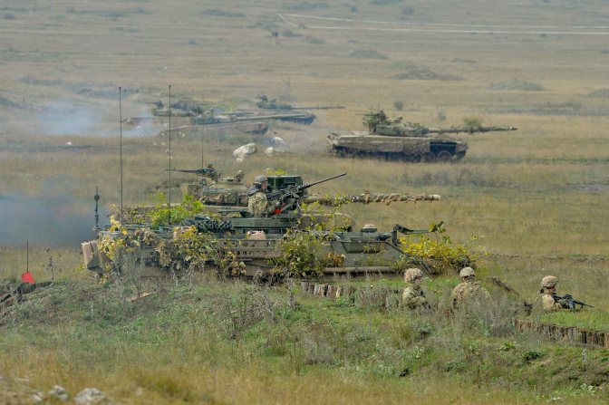Veszprém, 2015. október 20. T-72-es harckocsik és amerikai Stryker lövész harcjármûvek Brave Warrior 2015 elnevezésû közös magyar-amerikai hadgyakorlaton Veszprém közelében, a központi gyakorló és lõtér "0" pontján 2015. október 20-án. MTI Fotó: Koszticsák Szilárd
