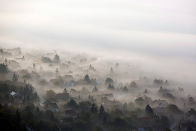 Pilisborosjenõ, 2015. október 25. Köd borítja be Pilisborosjenõt 2015. október 25-én reggel. MTI Fotó: Mohai Balázs
