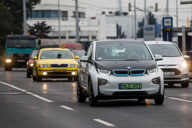 Budapest, 2015. október 13. A zöld rendszámot elsõként megkapó (de nem az egyes sorszámú) BMW i3 elektromos meghajtású személygépkocsi Budapesten 2015. október 13-án. A rendszámmal az elektromos autóknak járó kedvezményeket is igénybe lehet majd venni. MTI Fotó: Marjai János