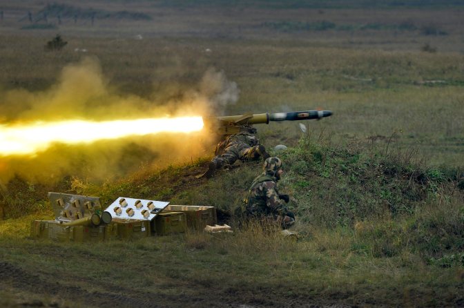 Veszprém, 2015. október 20. Magyar katonák Metisz páncéltörõ rakétát indítanak el a Brave Warrior 2015 elnevezésû közös magyar-amerikai hadgyakorlaton Veszprém közelében, a központi gyakorló és lõtér "0" pontján 2015. október 20-án. MTI Fotó: Koszticsák Szilárd