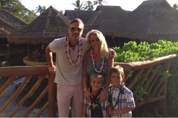 Britney Spears két gyerekével és párjával. 