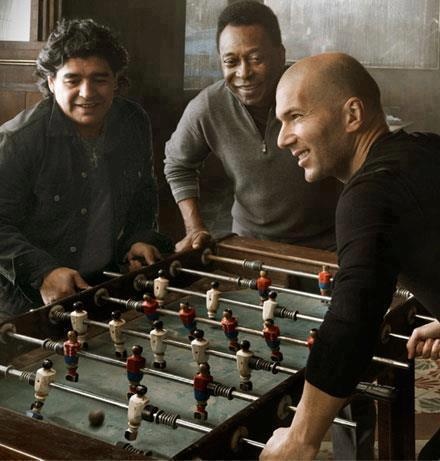 Maradon, Pelé és Zidane csillogtatja csocsótudását az asztal körül :)