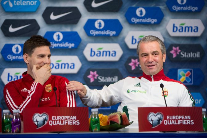 Oslo, 2015. november 11. Bernd Storck, a magyar labdarúgó-válogatott szövetségi kapitánya (j) és Gera Zoltán a november 12-i Norvégia-Magyarország labdarúgó Európa-bajnoki pótselejtezõ mérkõzés elõtt tartott sajtótájékoztatón az oslói Ullevaal Stadionban 2015. november 11-én. MTI Fotó: Illyés Tibor